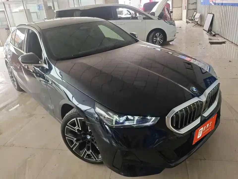 BMW 5 Series — фото 1