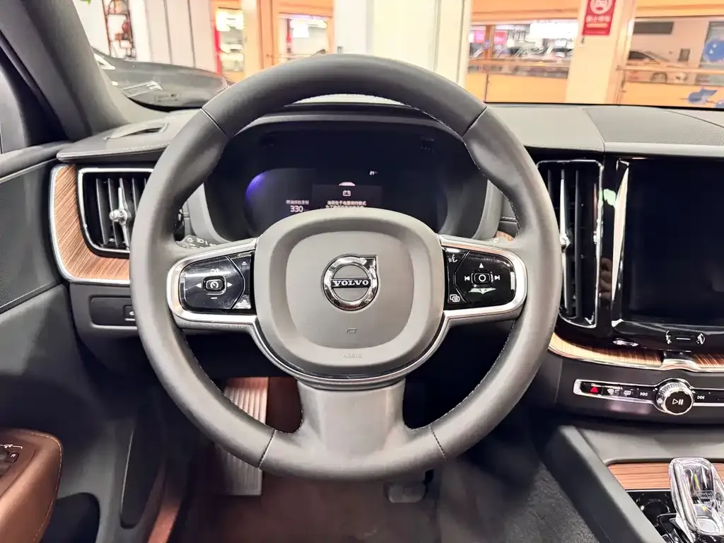 Volvo XC60 — фото 2