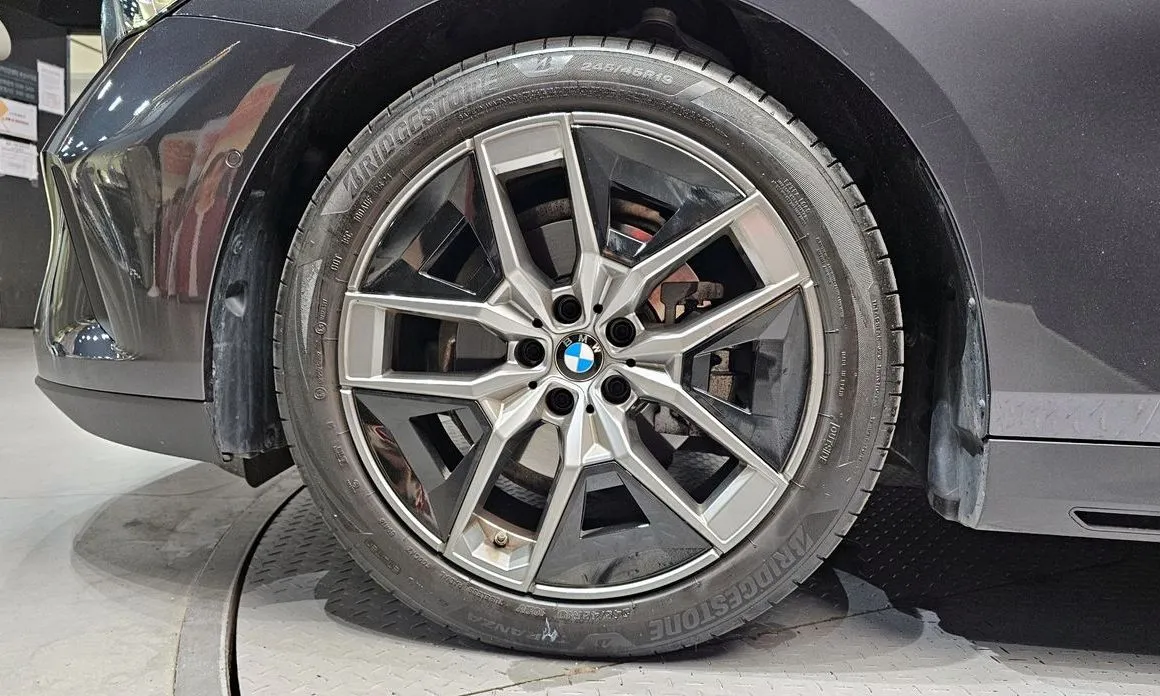 BMW 5-Series 2025 из KR, фото 9
