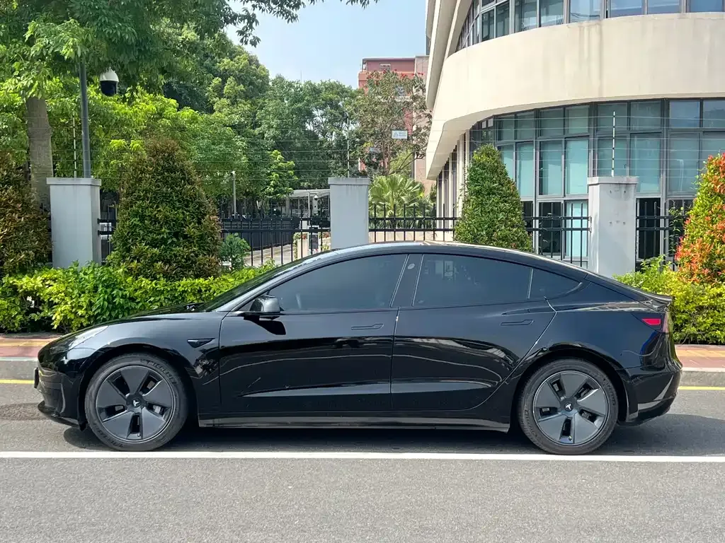 Tesla Model 3 — фото 10
