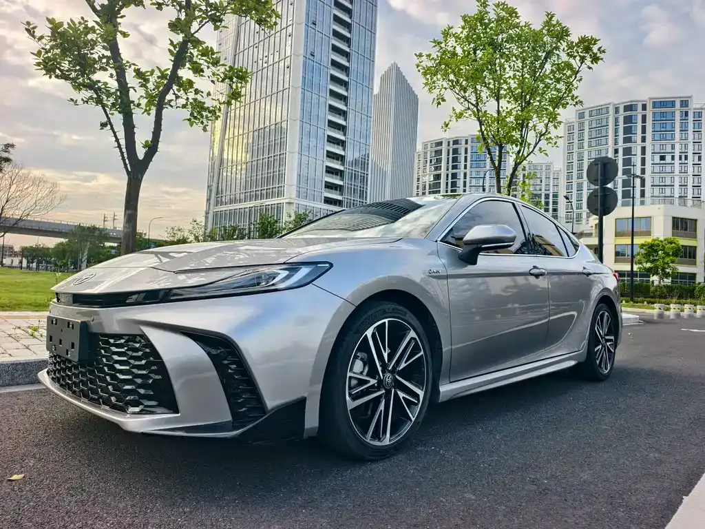Toyota Camry — фото 1