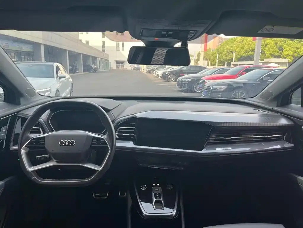 Audi Q4 e-tron — фото 4