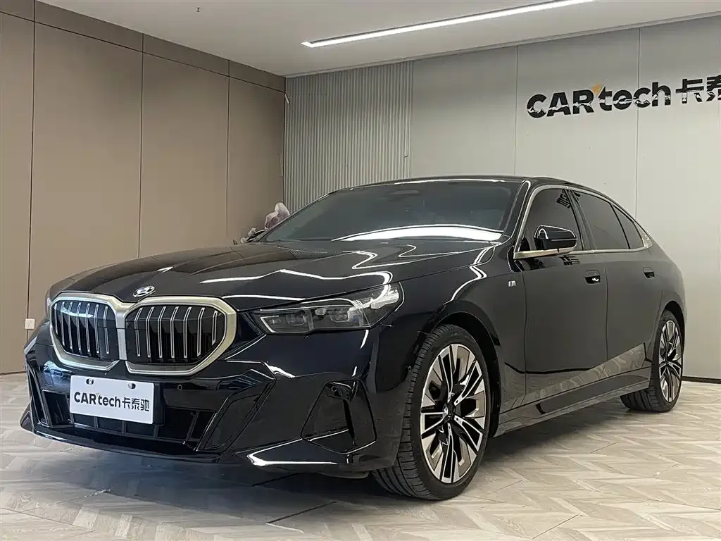 BMW 5 Series — фото 1