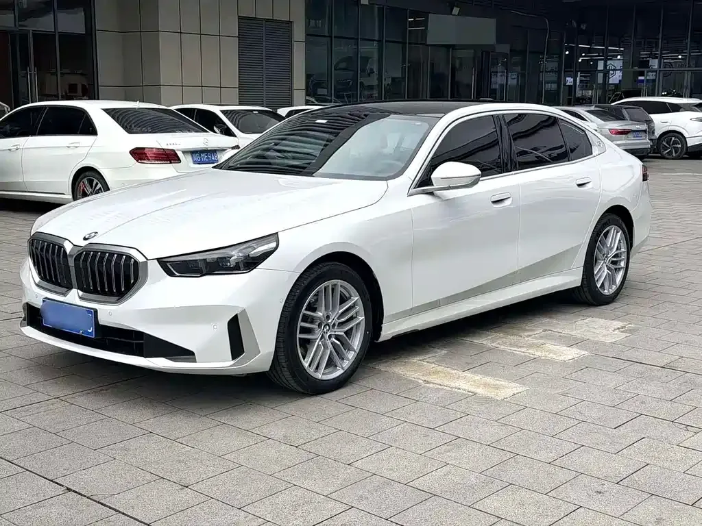 BMW 5 Series — фото 1