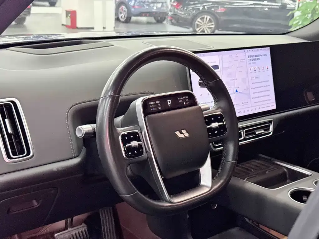 Li Auto L8 — фото 10