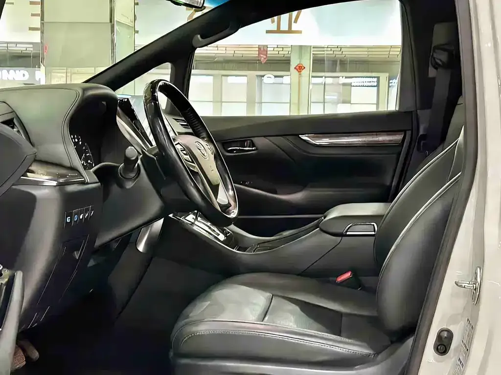Toyota Alphard — фото 8