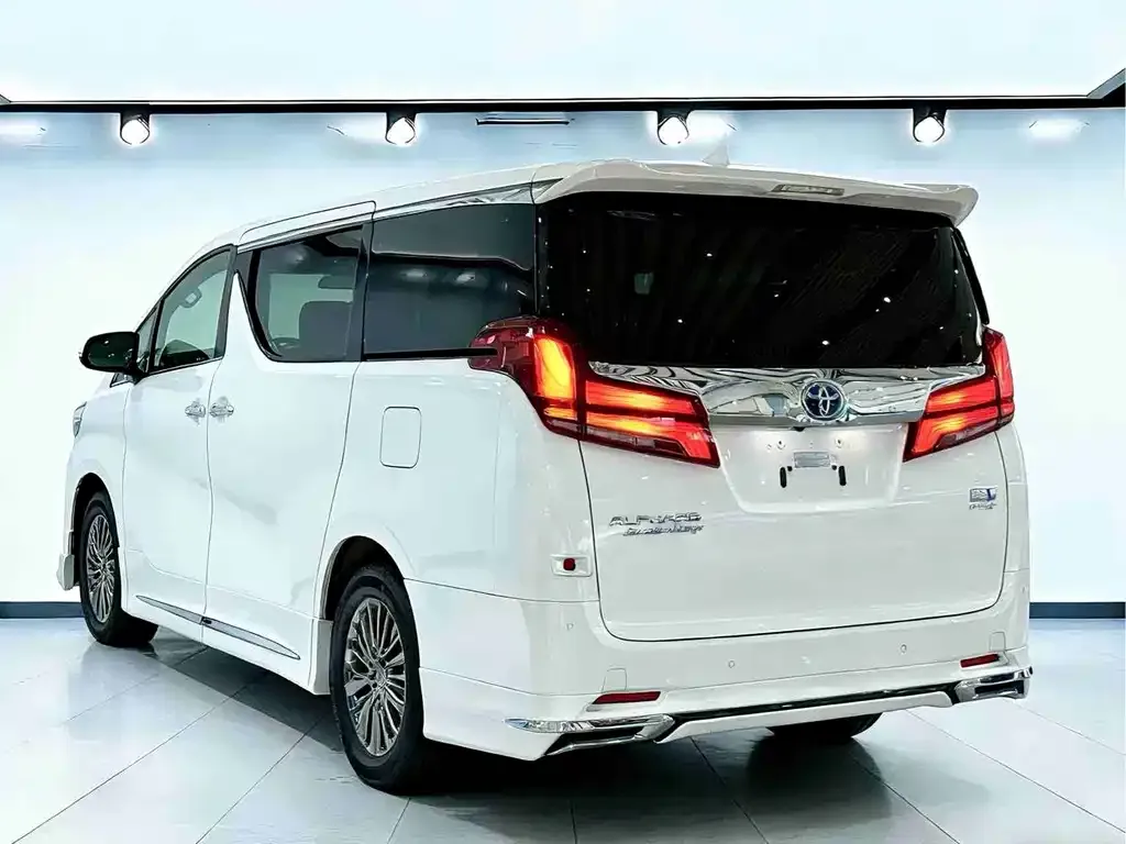 Toyota Alphard — фото 7