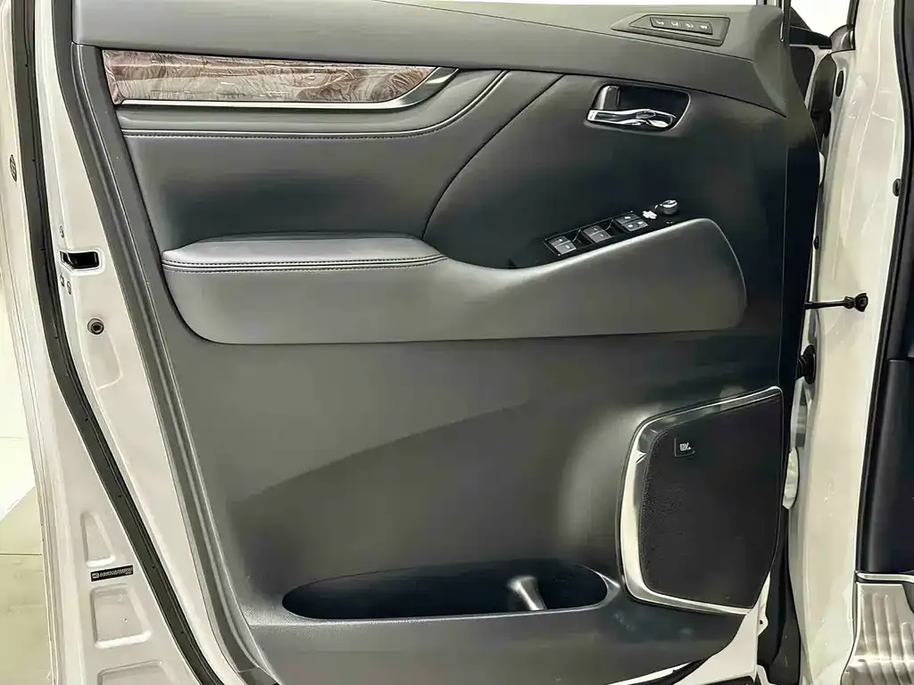Toyota Alphard — фото 9