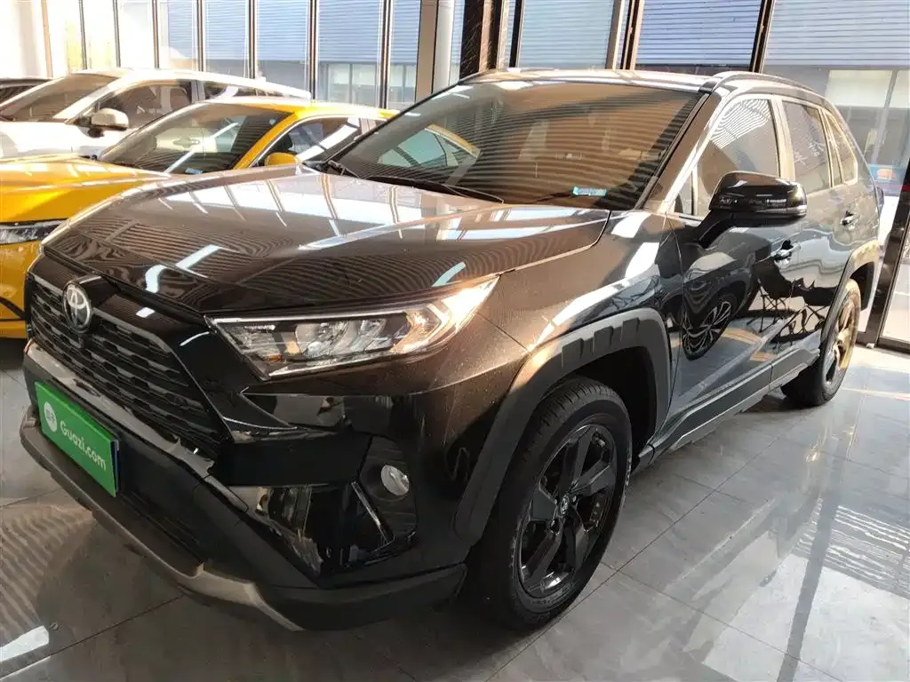 Toyota RAV4 — фото 1