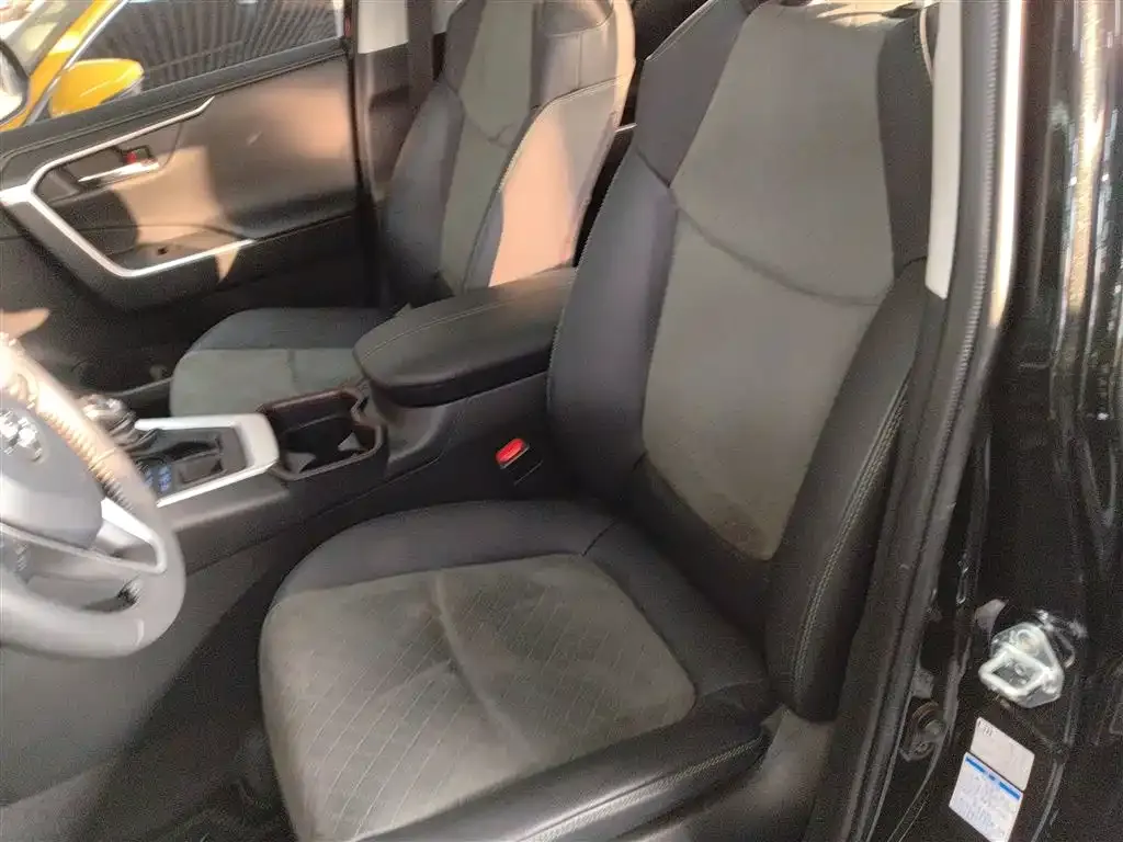 Toyota RAV4 — фото 7