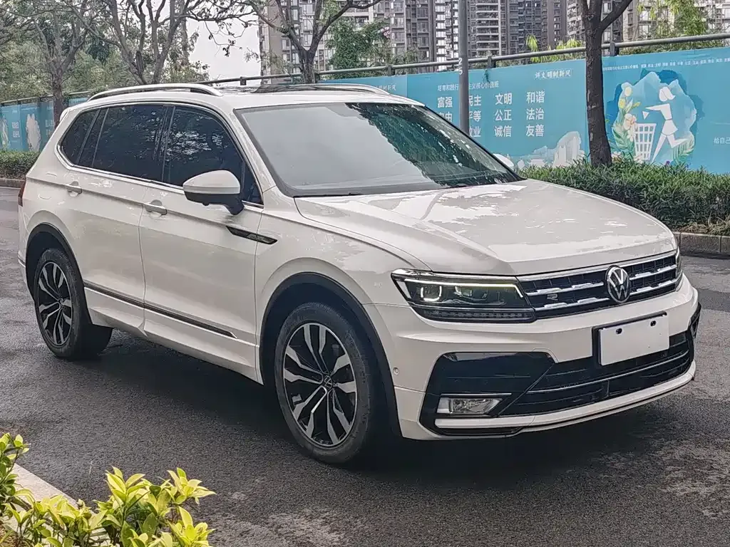 Volkswagen Tiguan L — фото 10