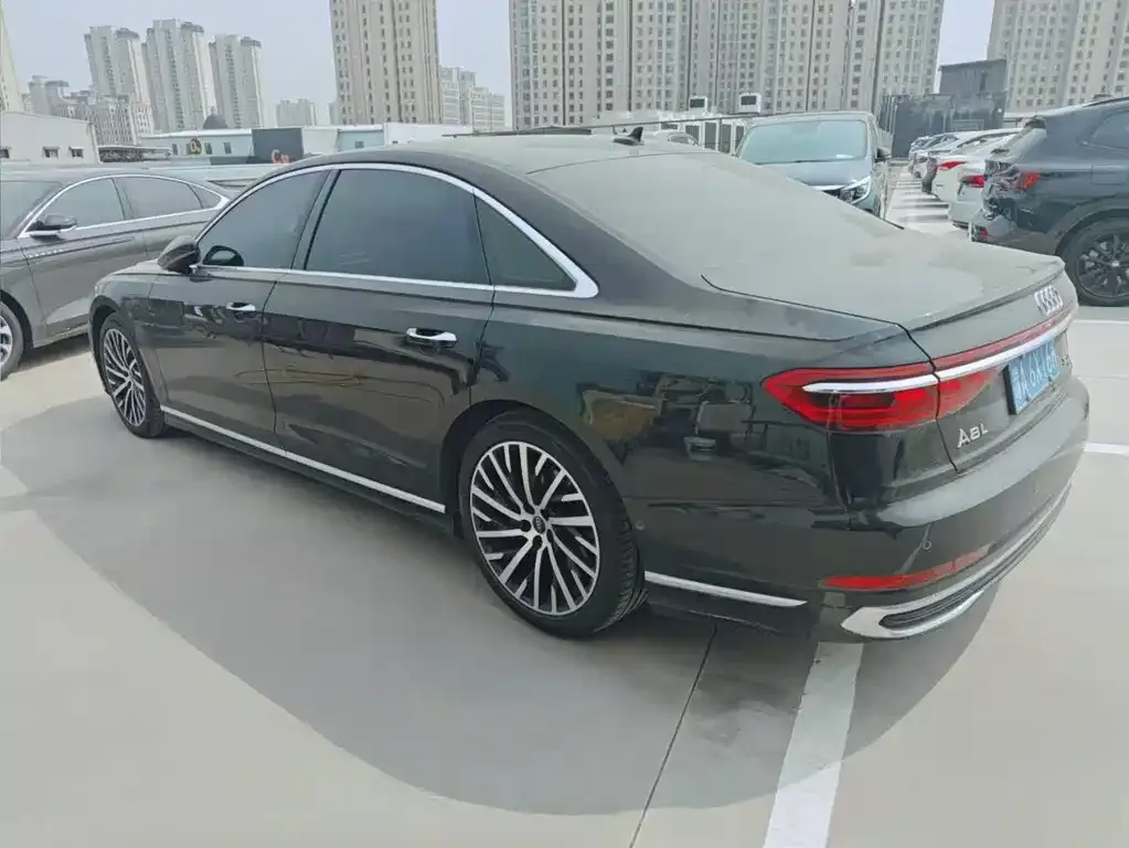 Audi A8 — фото 7
