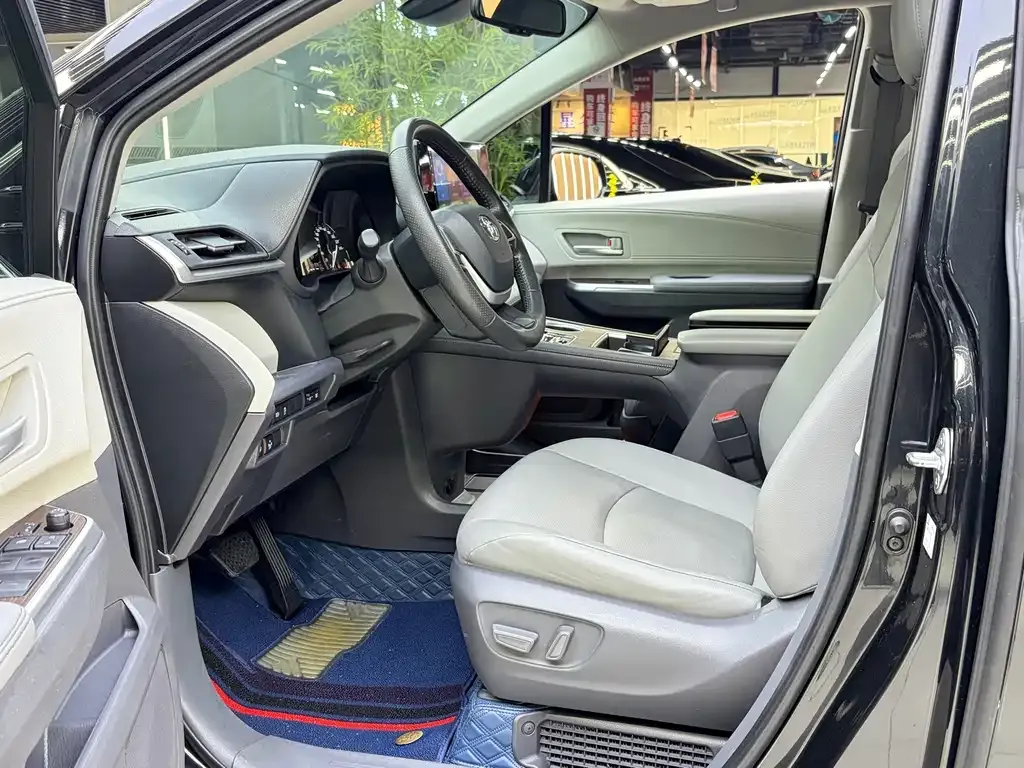 Toyota Sienna — фото 9