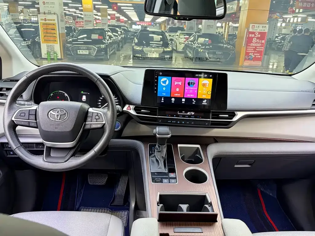 Toyota Sienna — фото 10