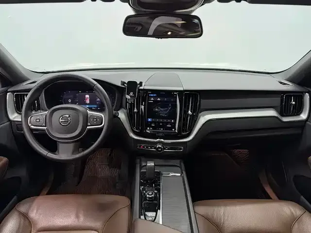 Volvo XC60 — фото 10