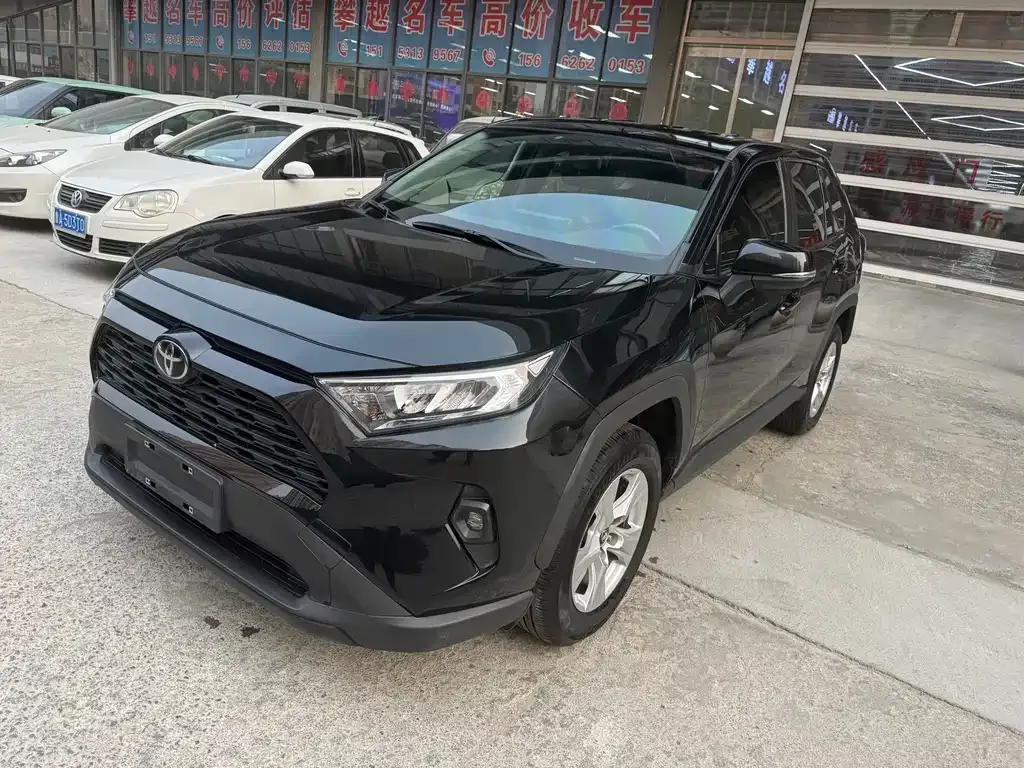 Toyota RAV4 — фото 1