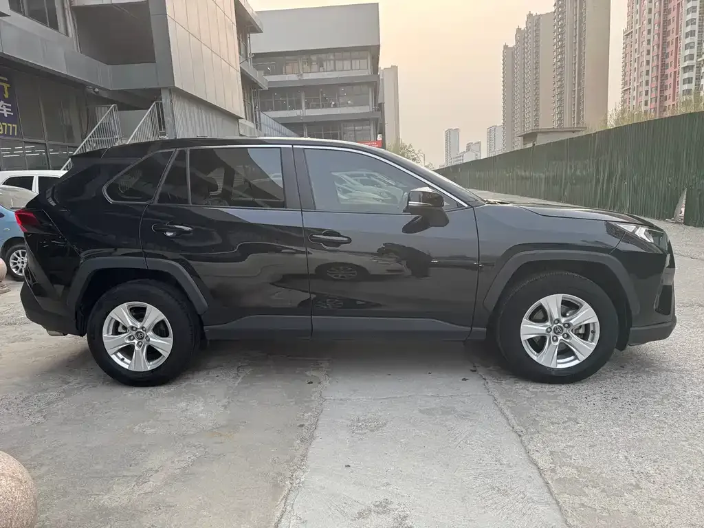 Toyota RAV4 — фото 4
