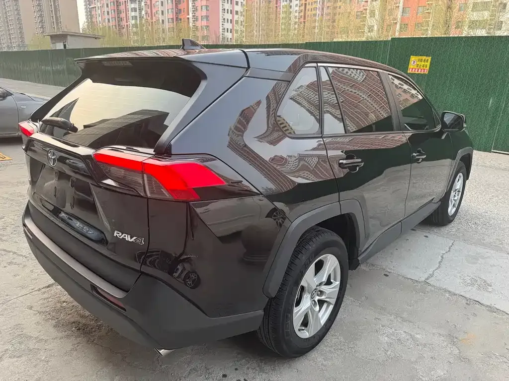 Toyota RAV4 — фото 7