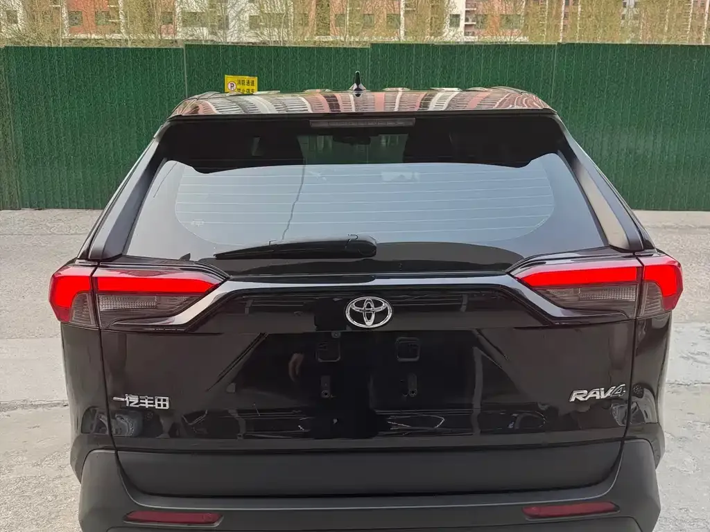Toyota RAV4 — фото 3