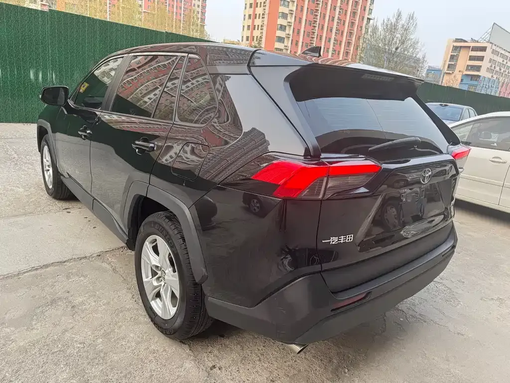 Toyota RAV4 — фото 8
