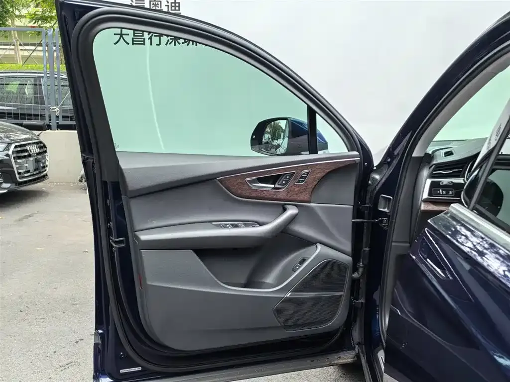 Audi Q7 2021 из CN, фото 8