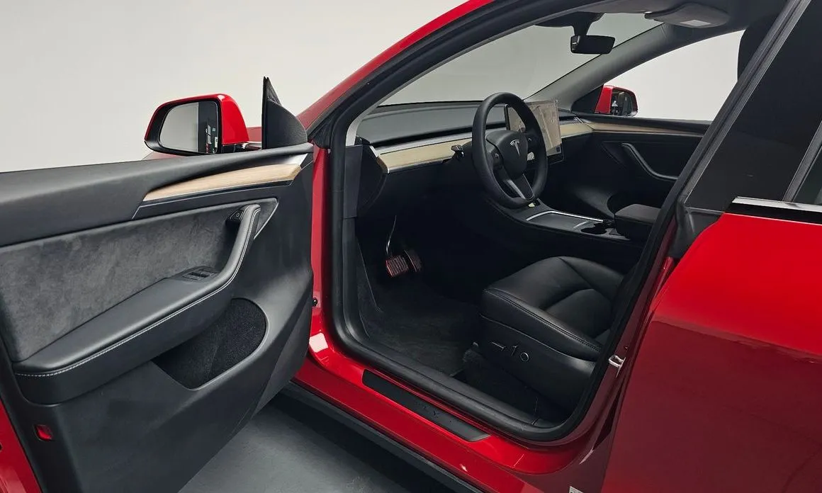Tesla Model Y — фото 9