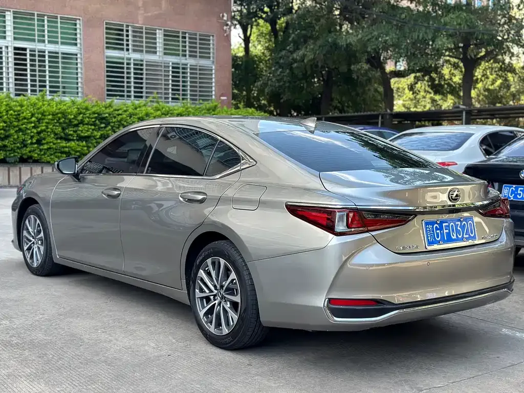 Lexus ES — фото 9