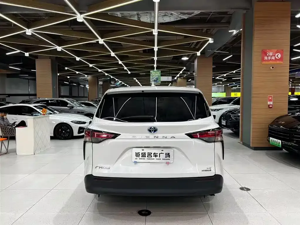 Toyota Sienna 2023 из CN, фото 2