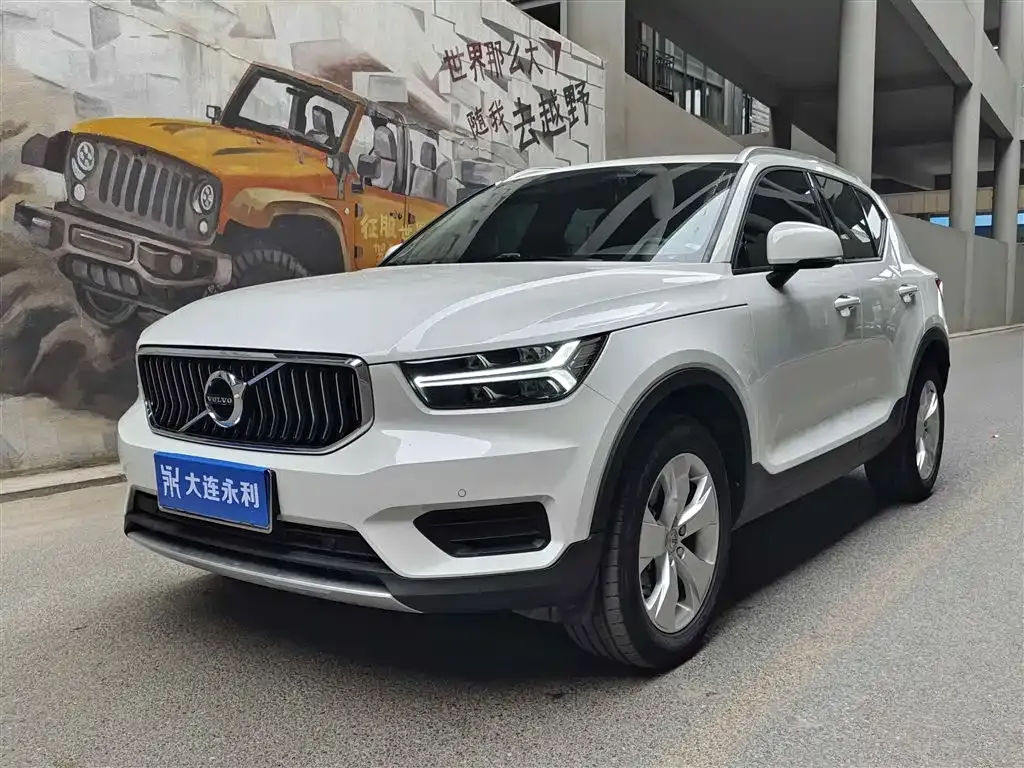 Volvo XC40 — фото 1
