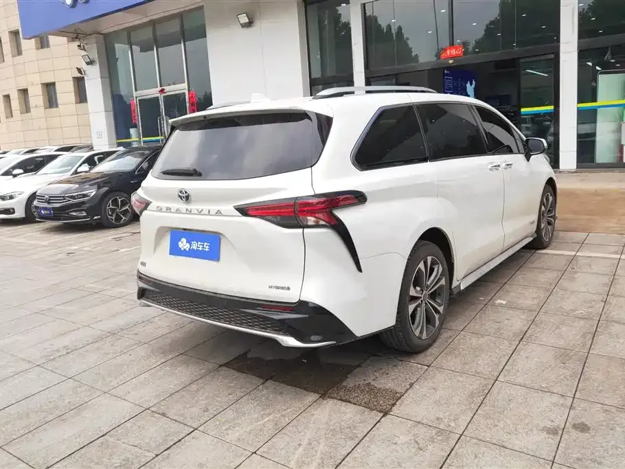 Toyota Granvia — фото 8