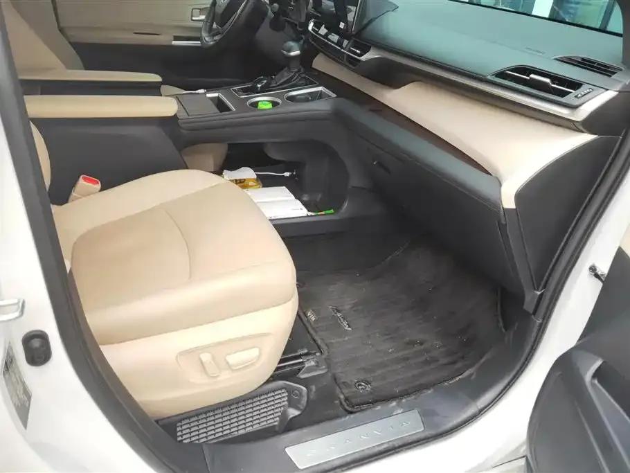 Toyota Granvia — фото 2