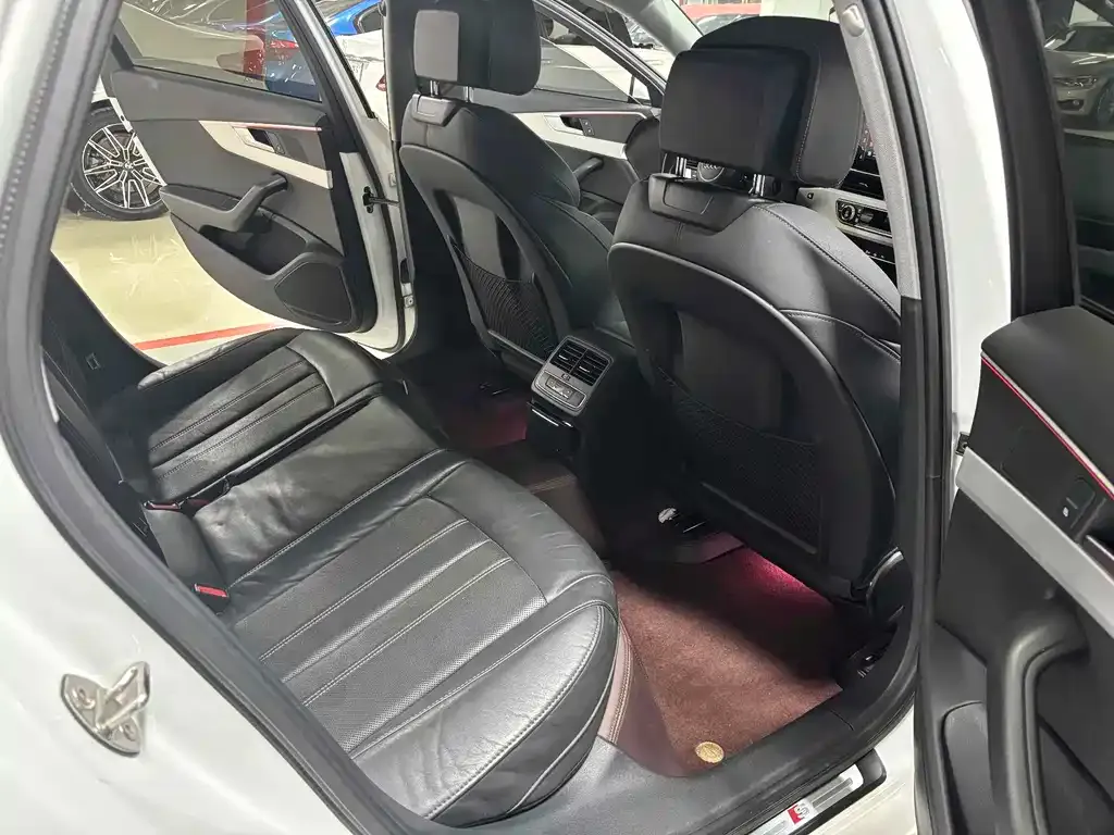 Audi A4L 2021 из CN, фото 3