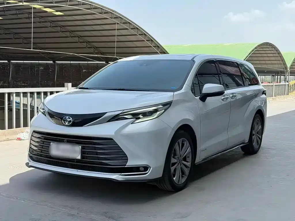 Toyota Sienna — фото 1