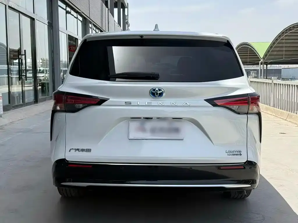 Toyota Sienna — фото 2