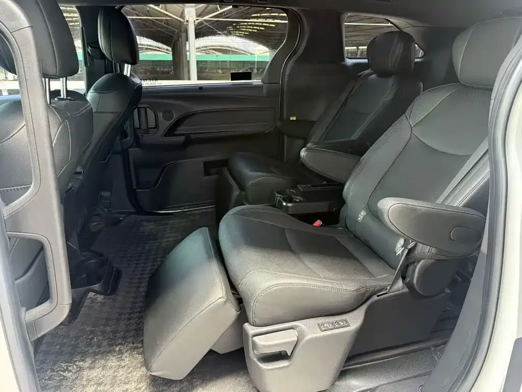 Toyota Sienna — фото 3