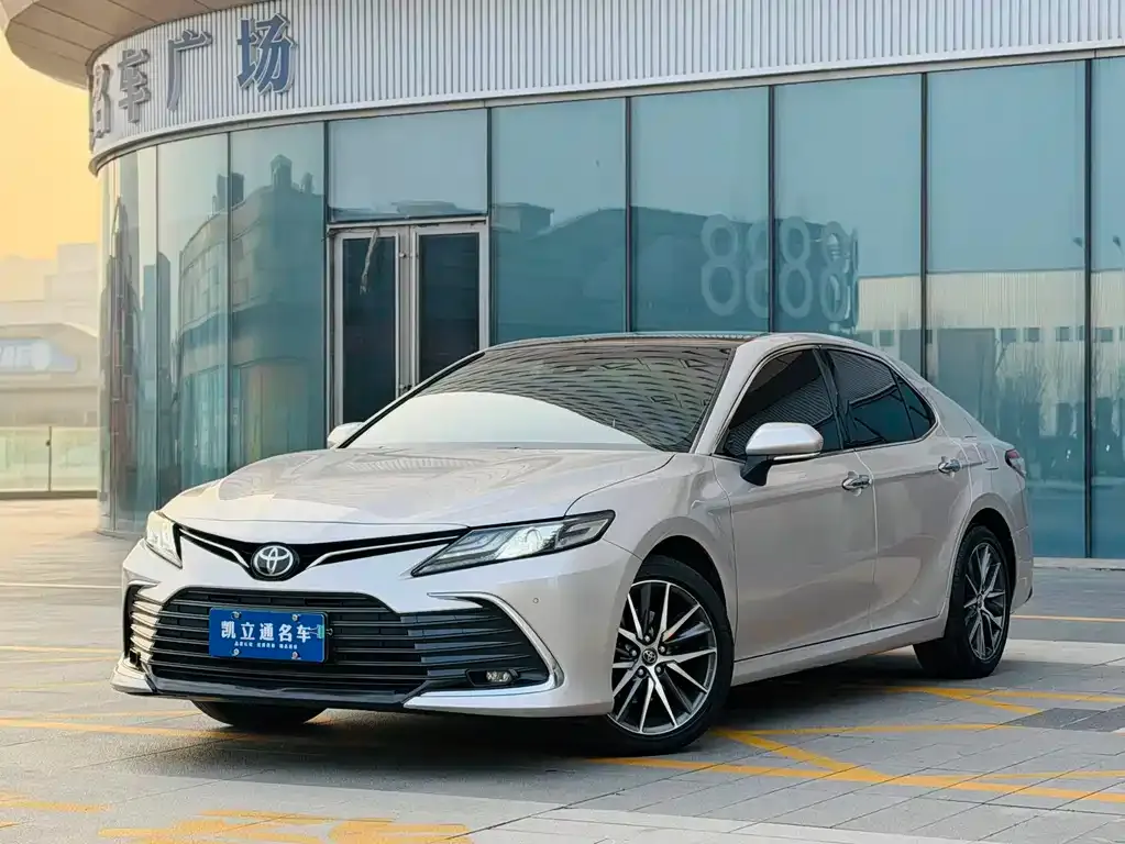 Toyota Camry — фото 1