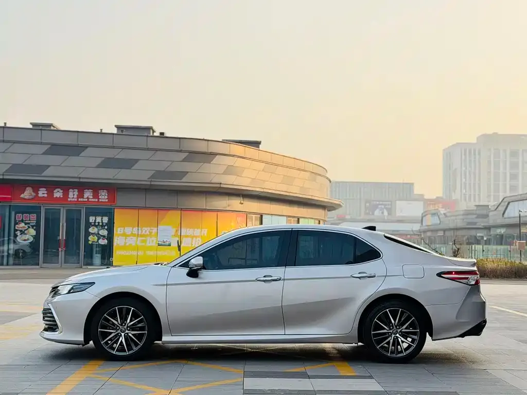 Toyota Camry — фото 5