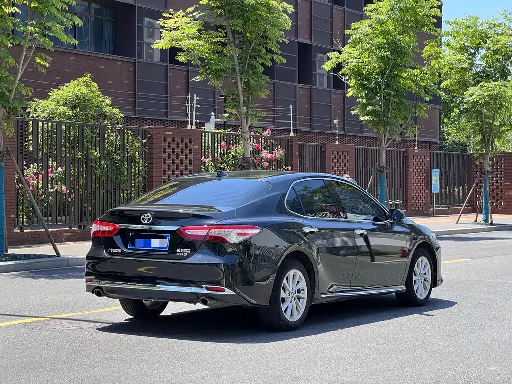 Toyota Camry — фото 5
