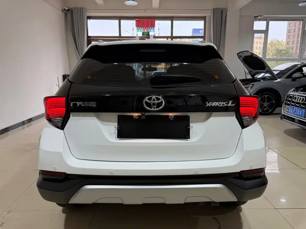 Toyota Yaris L — фото 2