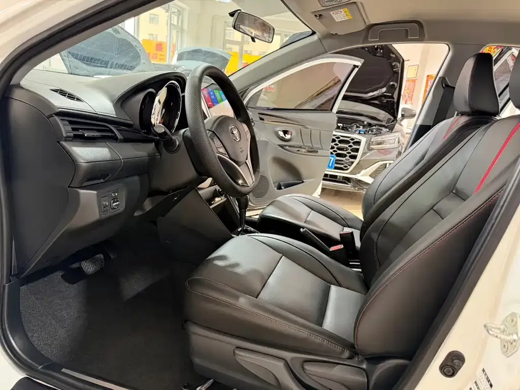 Toyota Yaris L — фото 10