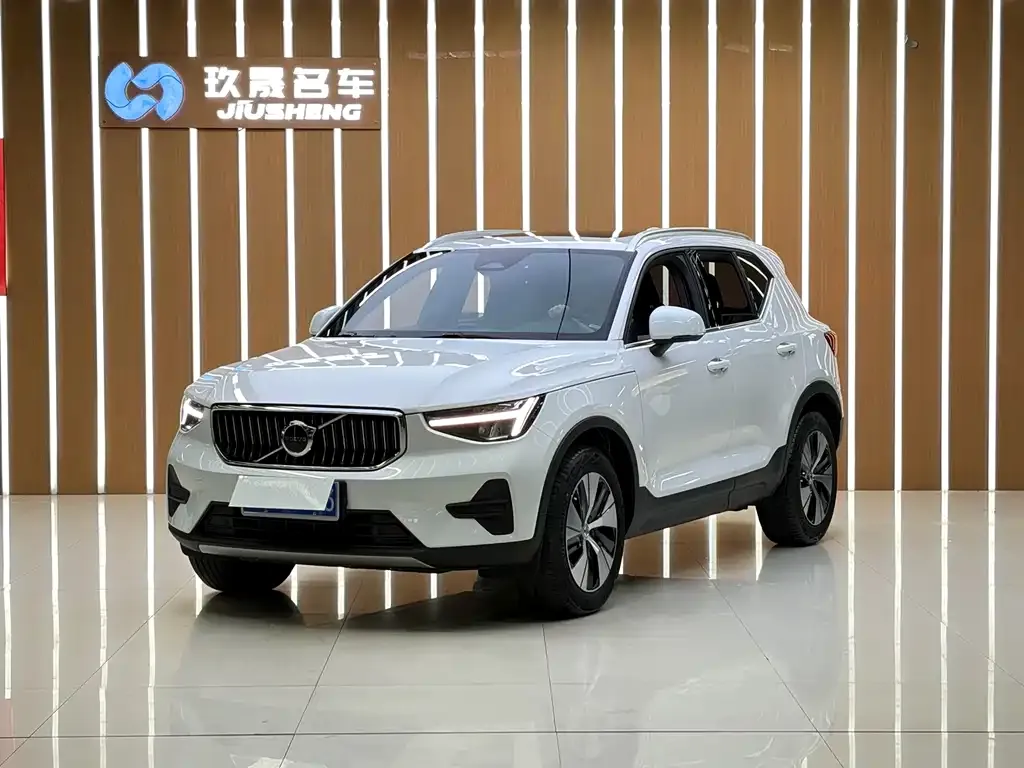Volvo XC40 — фото 1