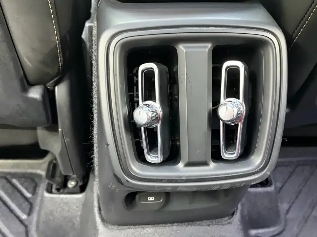 Volvo XC40 — фото 10