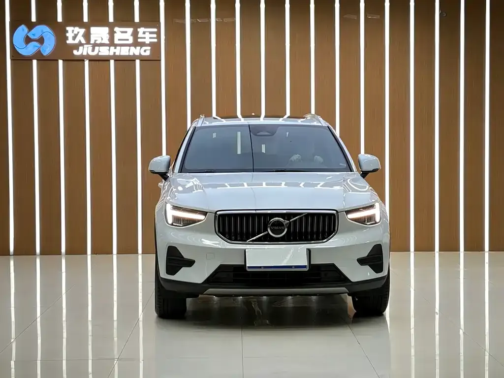 Volvo XC40 — фото 4