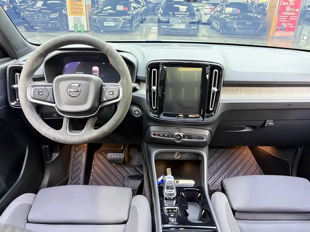Volvo XC40 — фото 3