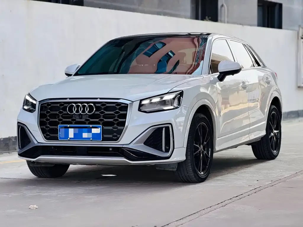Audi Q2L — фото 1