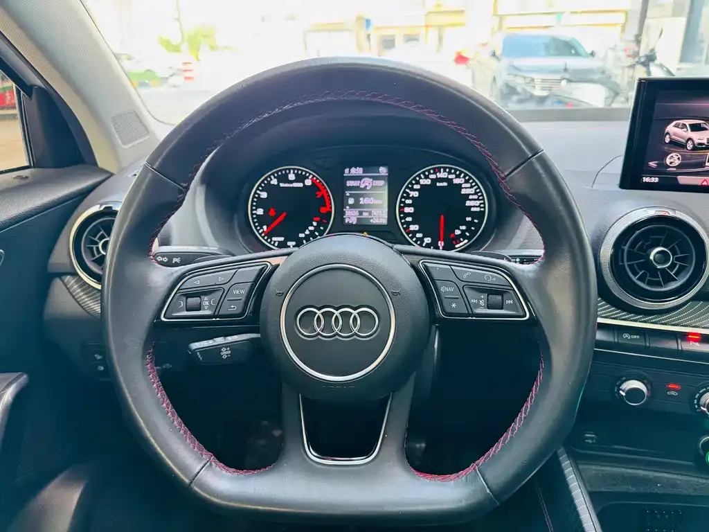 Audi Q2L — фото 4