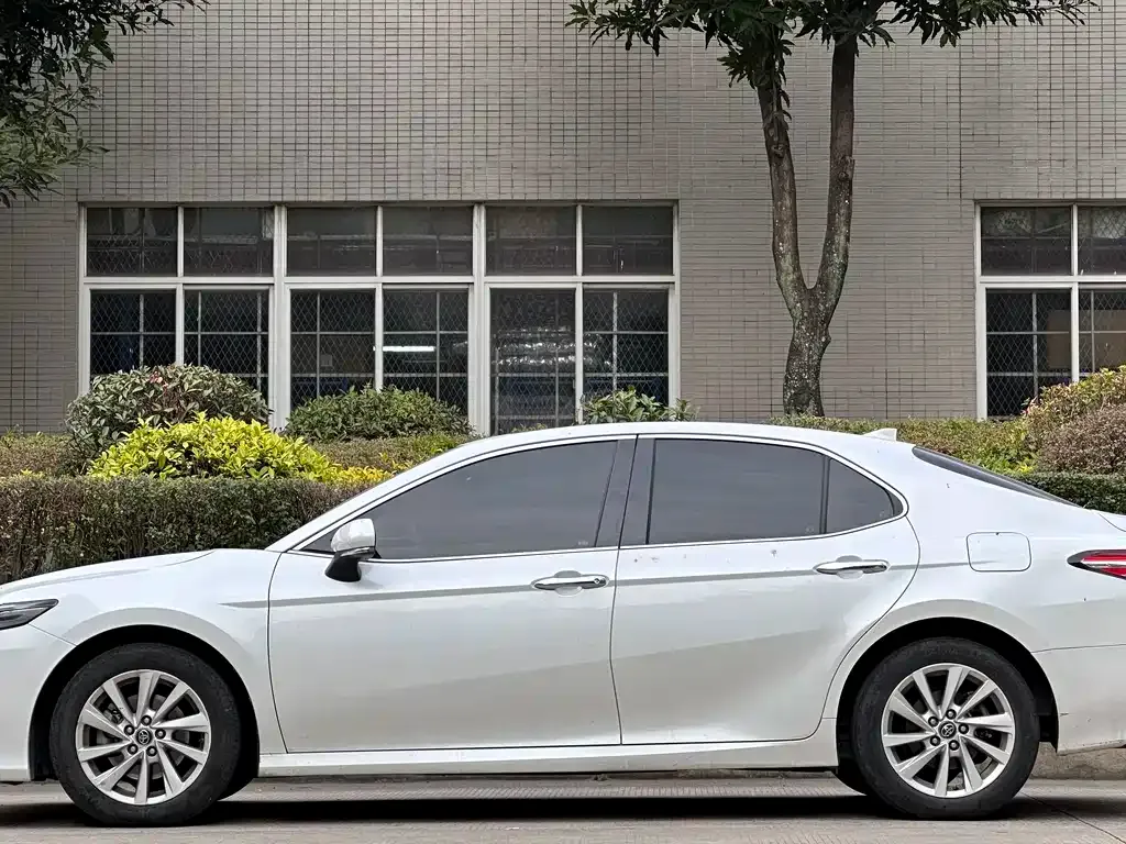 Toyota Camry — фото 8