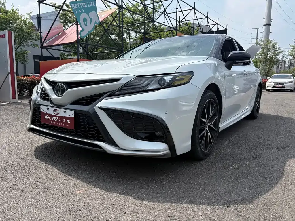 Toyota Camry — фото 1