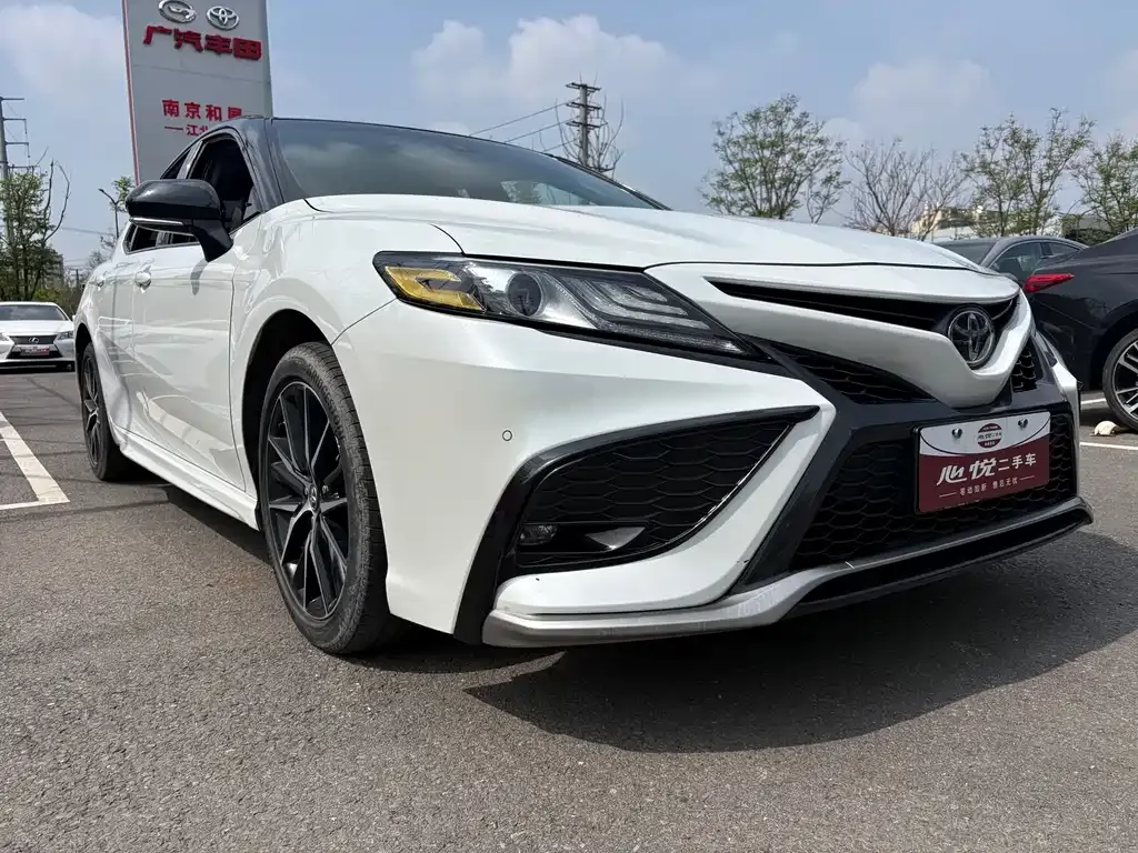 Toyota Camry — фото 5