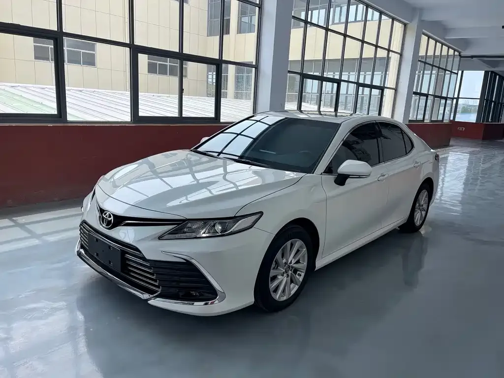 Toyota Camry — фото 1
